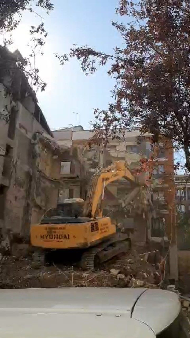 Avcılar’da yıkım sırasında devrilen binayı iş makinesi ile tutmaya çalıştılar - Resim: 5