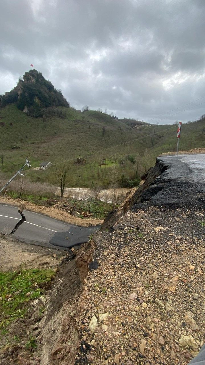 Ordu-Tokat yolunda heyelan: 300 metrelik yol çöktü - Resim: 7
