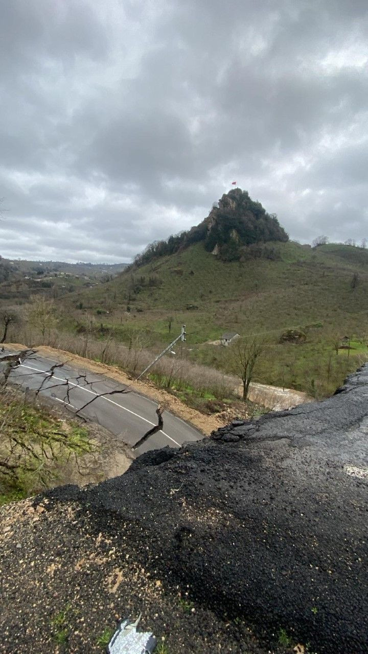Ordu-Tokat yolunda heyelan: 300 metrelik yol çöktü - Resim: 8