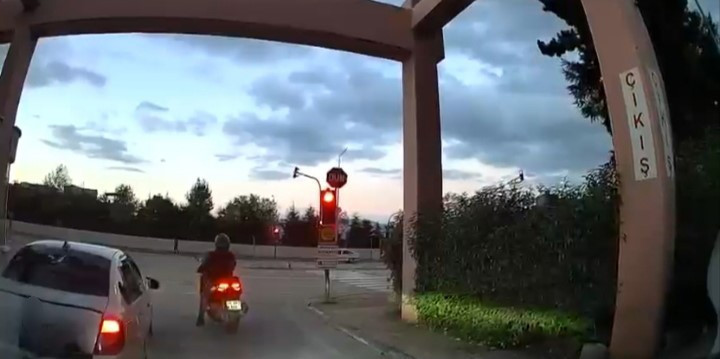 Kırmızı ışıkta geçen kamyonet motosiklete çarptı - Resim : 1