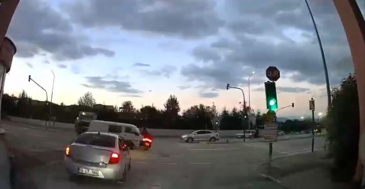 Kırmızı ışıkta geçen kamyonet motosiklete çarptı - Resim : 2