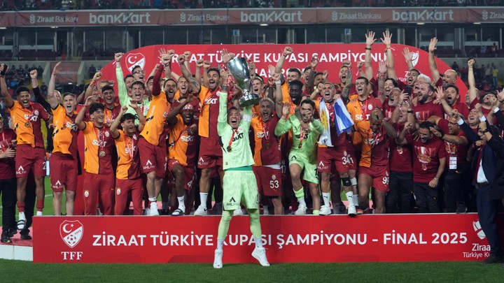Galatasaray'da kupa coşkusu: Zafer Muslera'nın elinden yükseldi