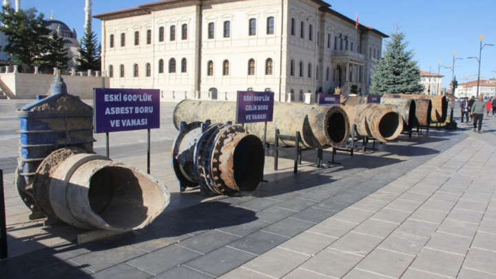 Sivas'ta belediye 'çürümüş boruları' meydanda sergiledi