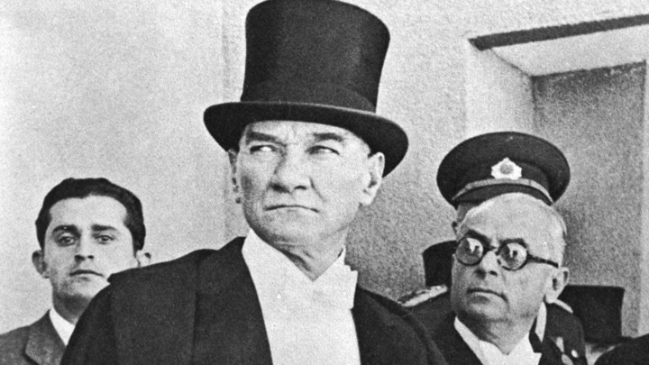 Ünlülerden 29 Ekim Cumhuriyet Bayramı paylaşımları