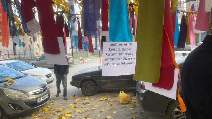 Memurlardan bakanlık önünde eylem: Dileklerini ağaca bağladılar