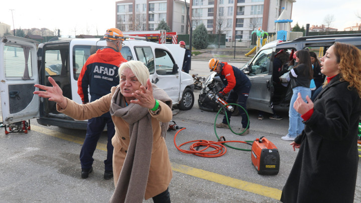 Oyunculara parmak ısırtacak performans