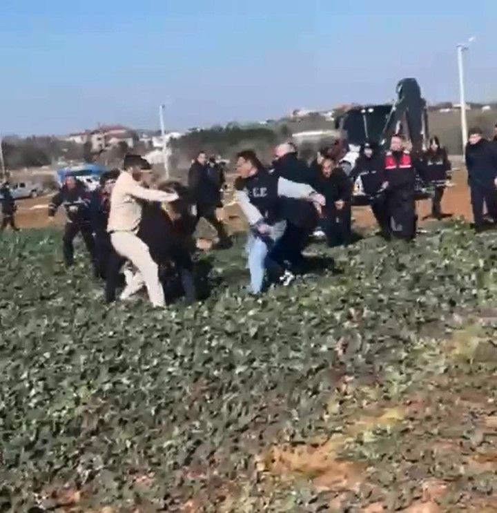 'Kaçak yapı' yıkımında gerginlik: 5 gözaltı - Resim: 1