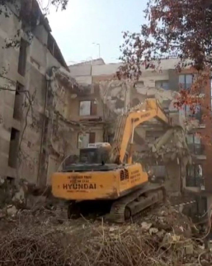 Avcılar’da yıkım sırasında devrilen binayı iş makinesi ile tutmaya çalıştılar - Resim: 1