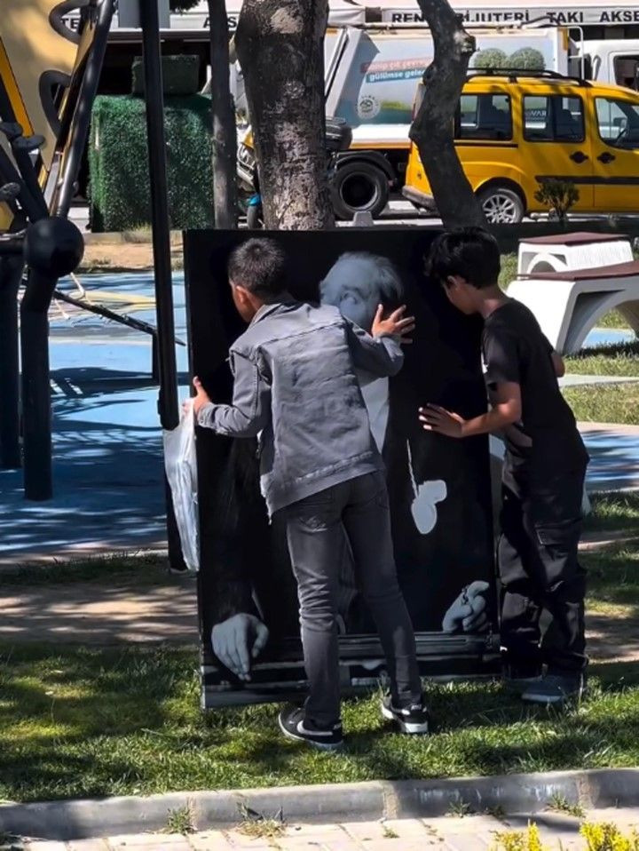 İki çocuk Atatürk portresini düzelttikten sonra öptü - Resim: 4