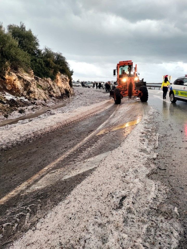 Dolu ve sel kâbusu: Karayolu ulaşıma kapandı - Resim: 8