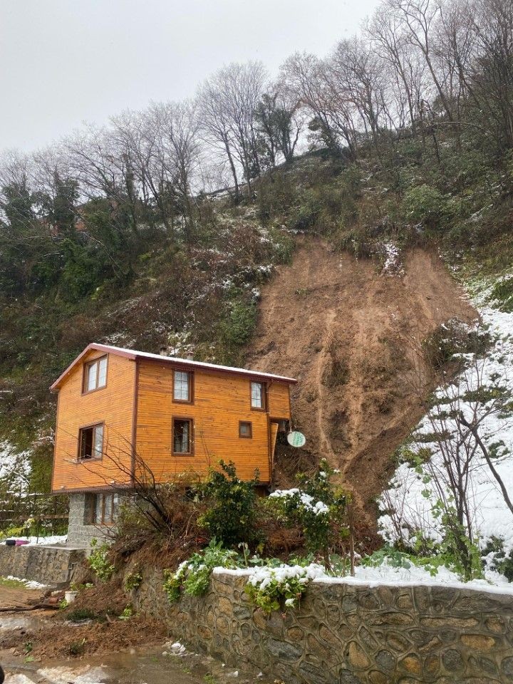 Heyelan evin giriş kapısını kapattı, mahsur kalanlar pencereden çıkartıldı - Resim: 1