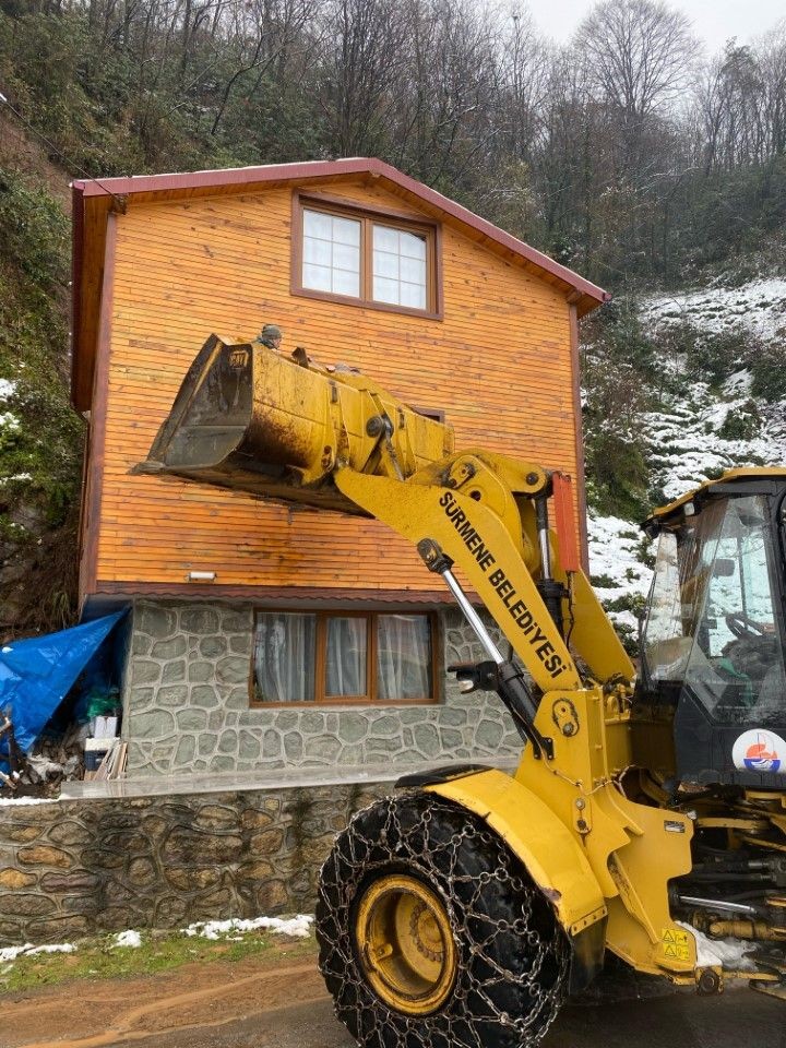 Heyelan evin giriş kapısını kapattı, mahsur kalanlar pencereden çıkartıldı - Resim: 2