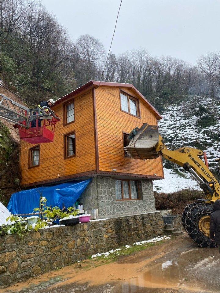 Heyelan evin giriş kapısını kapattı, mahsur kalanlar pencereden çıkartıldı - Resim: 3