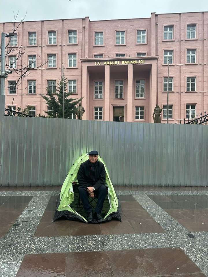 Mahmut Tanal'dan bakanlığın önünde adalet nöbeti: 'Çadırı emniyet çekti, kırıldı' - Resim : 1