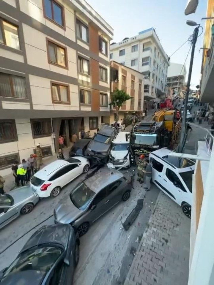 İstanbul'da kaza: Park halindeki 23 araca çarptı - Resim: 1