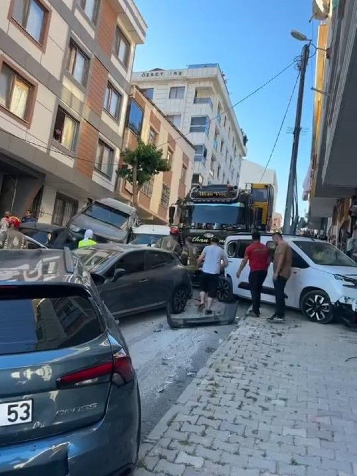 İstanbul'da kaza: Park halindeki 23 araca çarptı - Resim: 2