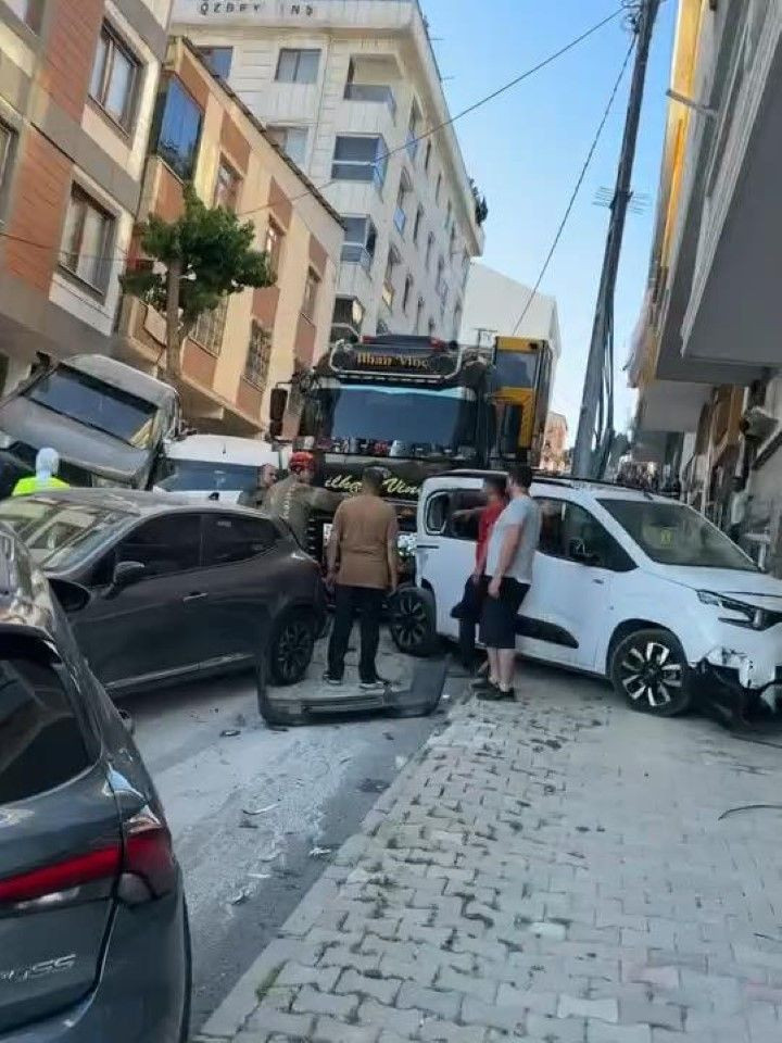 İstanbul'da kaza: Park halindeki 23 araca çarptı - Resim: 3