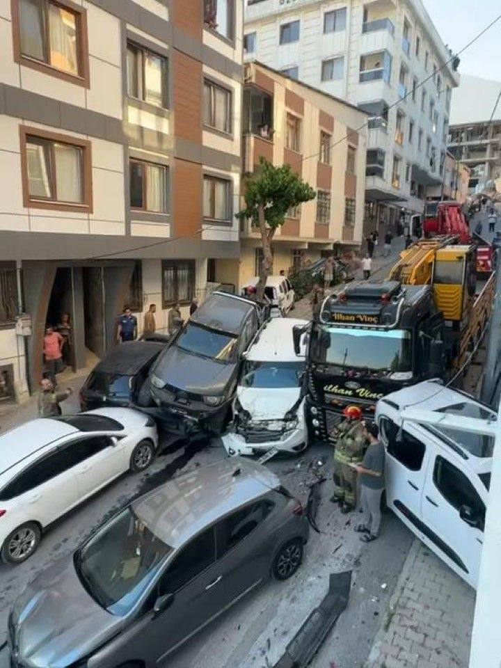 İstanbul'da kaza: Park halindeki 23 araca çarptı - Resim: 4
