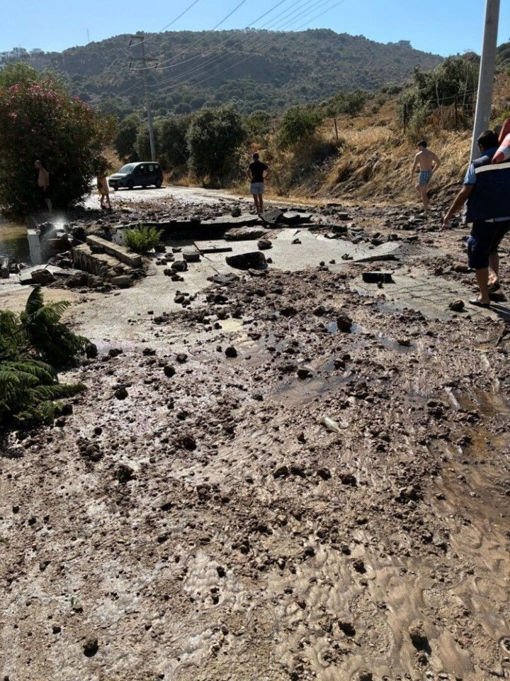 Bodrum’da su isale hattı patladı, yol trafiğe kapandı - Resim: 5