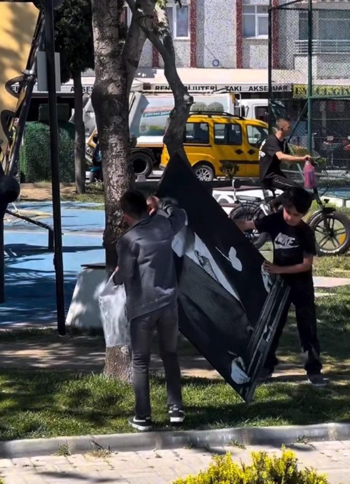 İki çocuk Atatürk portresini düzelttikten sonra öptü - Resim: 3