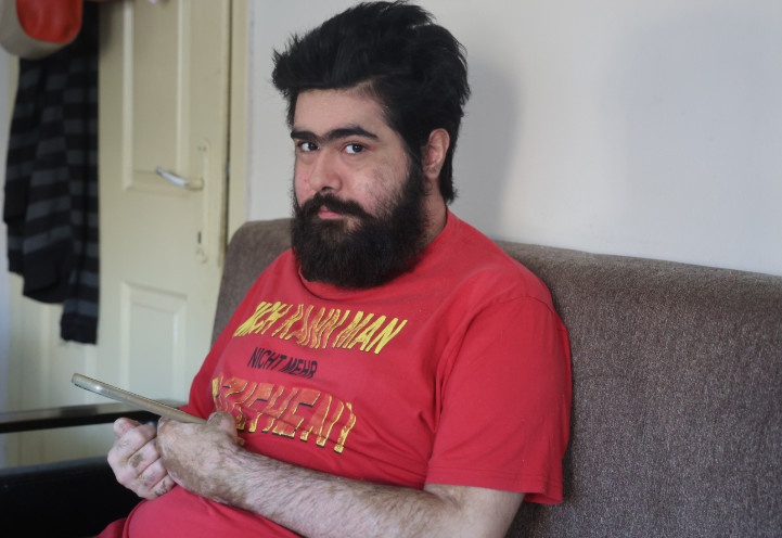 Deprem sonrası hayatı değişti. Tiş&ouml;rt&uuml;ndeki o yazıyla herkese mesaj verdi - Resim : 3