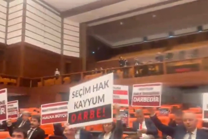 İçişleri Bakanı'na Genel Kurul'da kayyum protestosu