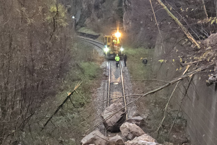 Tren hattında faciadan dönüldü! Dev kayalar yolu kapattı