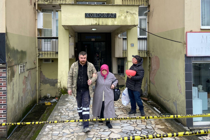 Güvenlik nedeniyle evleri boşaltıldı, sokakta kaldılar