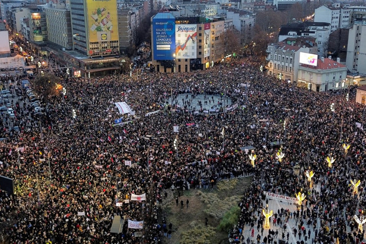 Hükümete öfke dinmiyor: On binler sokaklarda
