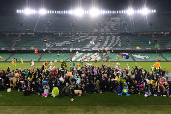 Betis taraftarlarından oyuncak yağmuru! Beşiktaş'ı hatırlattı