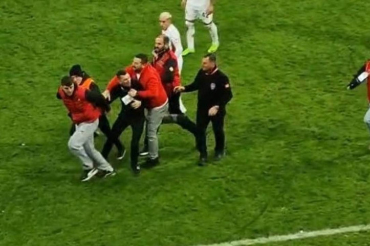 Sahaya giren taraftarı darp eden tribün lideri için karar verildi