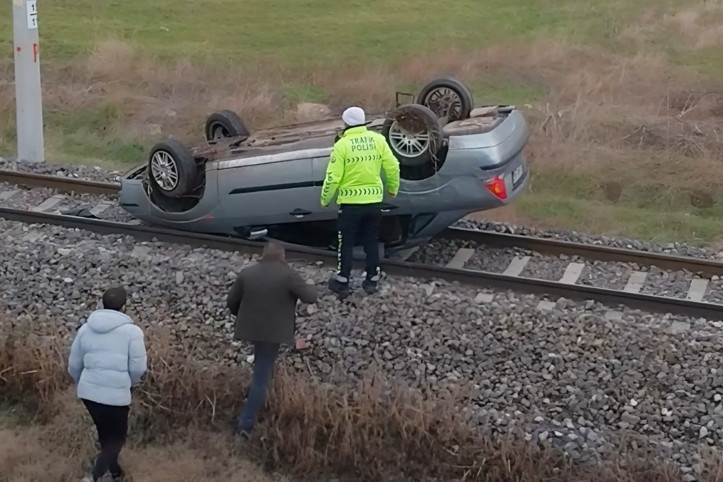 Polisten kaçarken aracıyla demir yoluna düştü