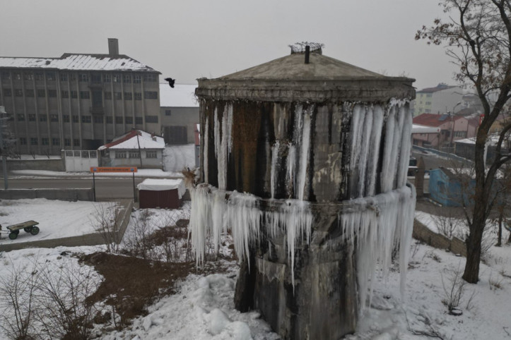 Ağrı'da su deposu buzla kaplandı