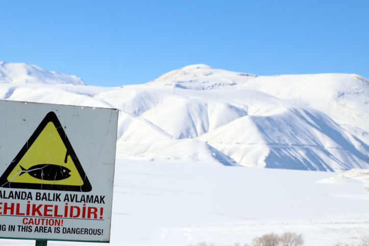 Eksi 26 dereceye dayandı! Van’da baraj gölü tamamen dondu