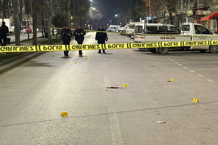 Sokak ortasında bacaklarından vurdu