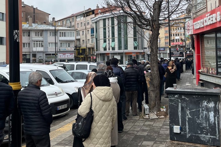 'Zam' söylentisi bile yetti: Vatandaş ucuz et için kuyruk oldu