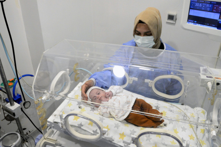 Yüzde 5'lik ihtimale tutundu: 380 gram doğan bebek yaşam savaşını kazandı