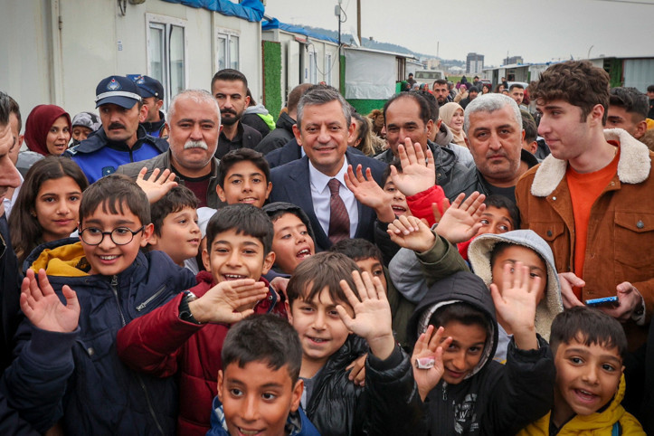 Özgür Özel: Öğrencilerin bir an önce sağlam okullara kavuşması lazım