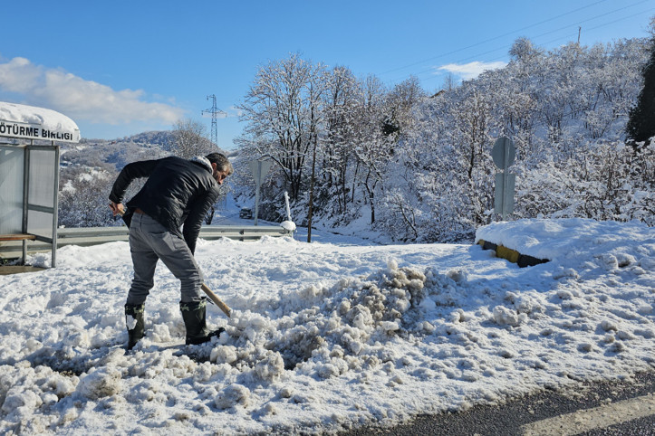 Zonguldak beyaza büründü: 66 köye ulaşılamıyor