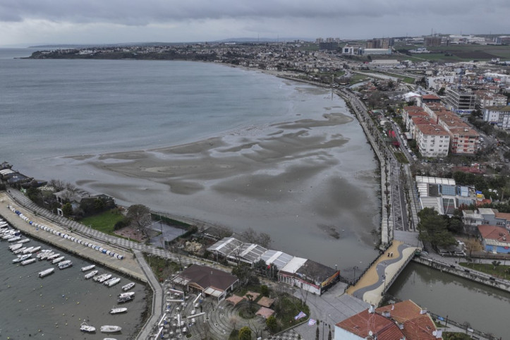 İzmir'in ardından İstanbul’da da deniz çekildi