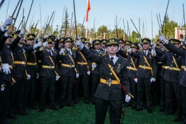 İhraç edilen teğmenlerin avukatından anket iddiası