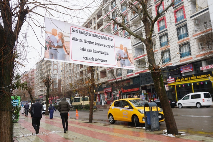 Eşini üzen adamdan özür pankartı
