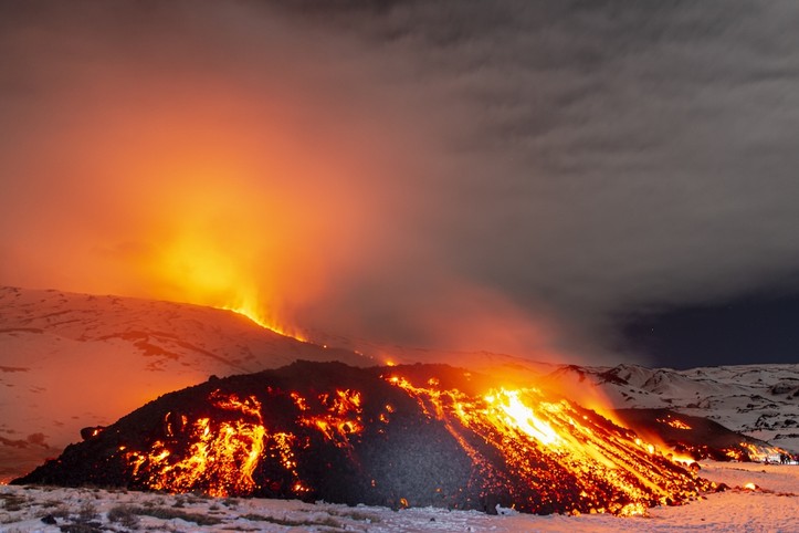 Etna'da lav akışı devam ediyor