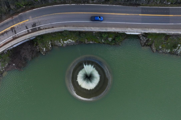 Turistleri büyüledi: 'Glory Hole' barajdaki taşan suyu böyle boşaltıyor