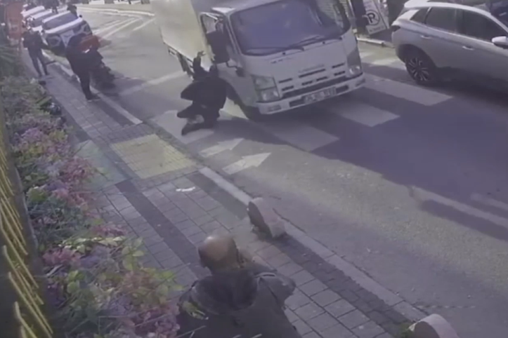 Tartıştığı İETT şoförünü kamyonetiyle ezdi