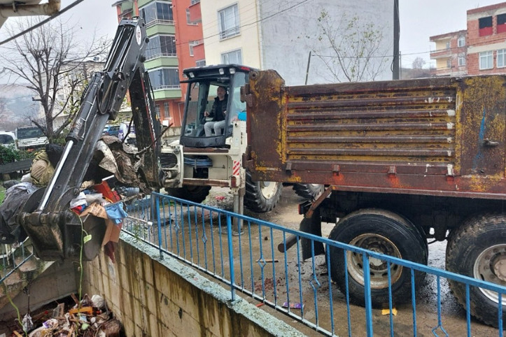 Evden 10 kamyon çöp çıktı