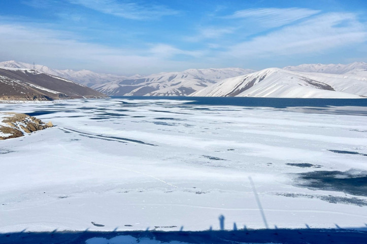 Eksi 20 dereceyi gören Yüksekova'da baraj gölü dondu