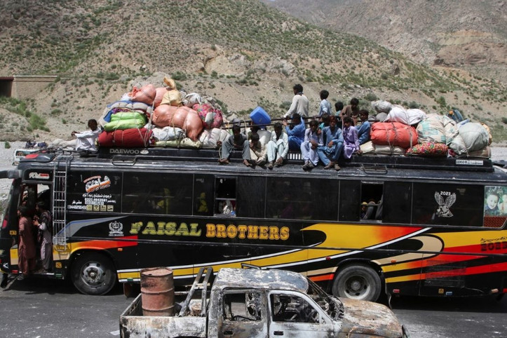 Pakistan'da otobüsü durdurup yedi kişiyi öldürdüler