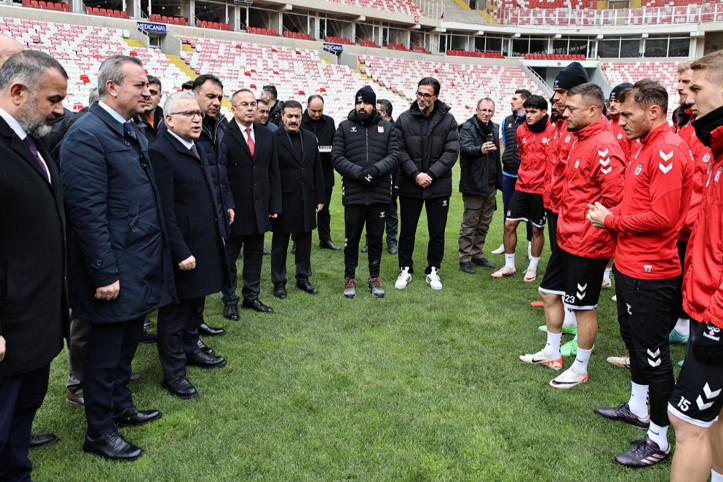 Sivas'ta bürokrasi sahaya indi: 'Sadece bizim çabamızla olmaz'