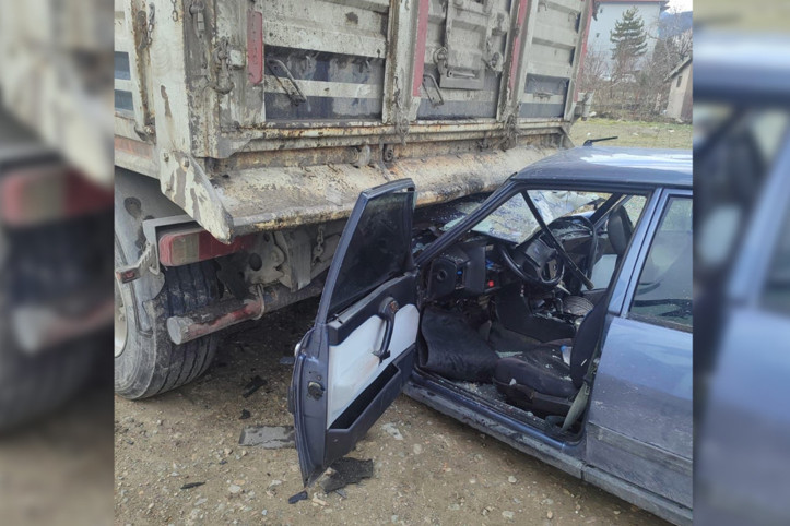 Otomobil park halindeki TIR'a çarptı: 1 ölü 2 yaralı